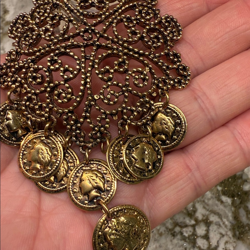 Gold Toned Necklace - Picture 4 of 4
